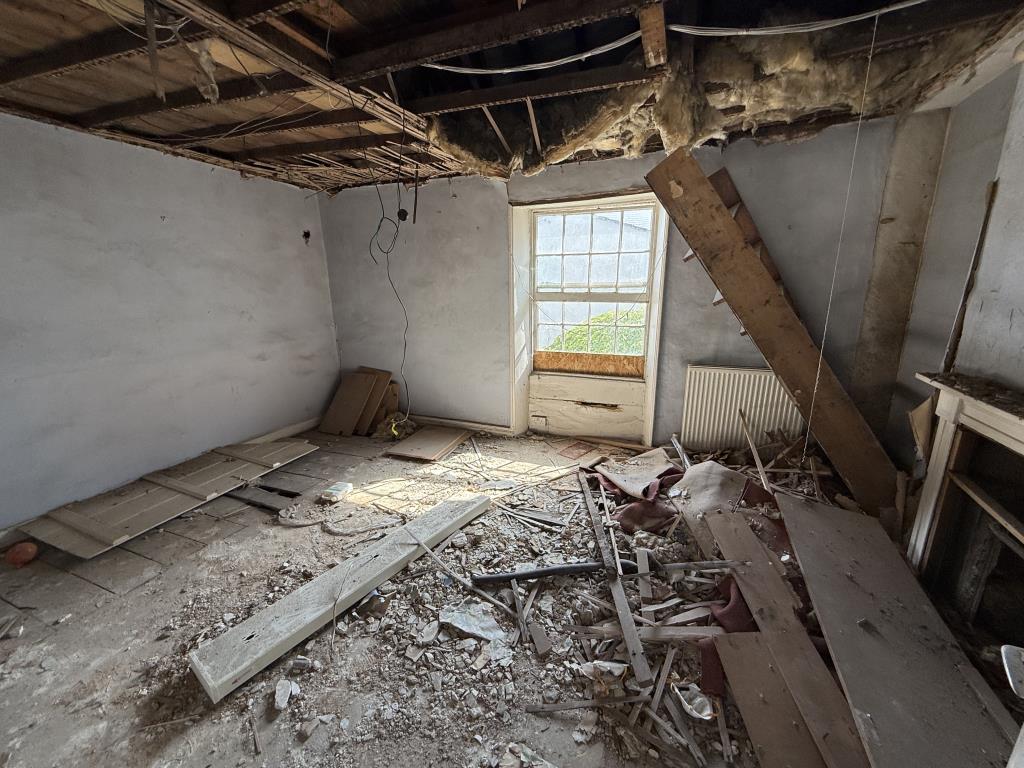 Lot: 86 - FORMER COMMERCIAL PROPERTY WITH PLANNING PERMISSION FOR RESIDENTIAL CONVERSION - Upper room